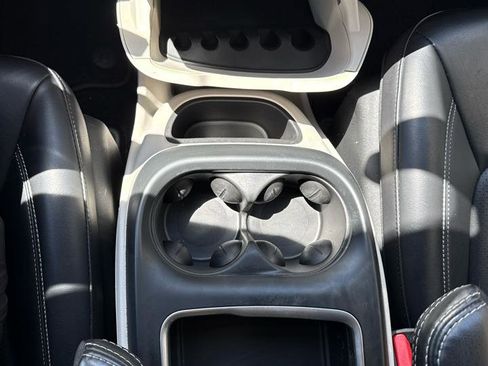 Used 2023 Chrysler Pacifica Touring-L FWD image 10