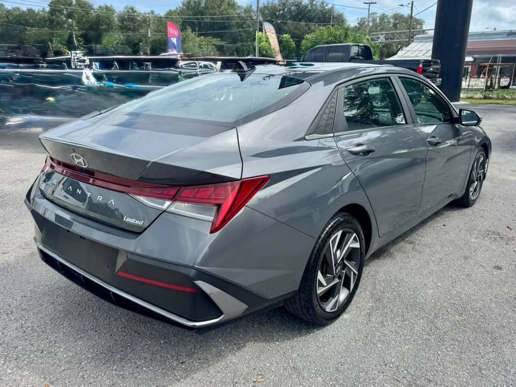 Used 2024 Hyundai Elantra Limited FWD image 4