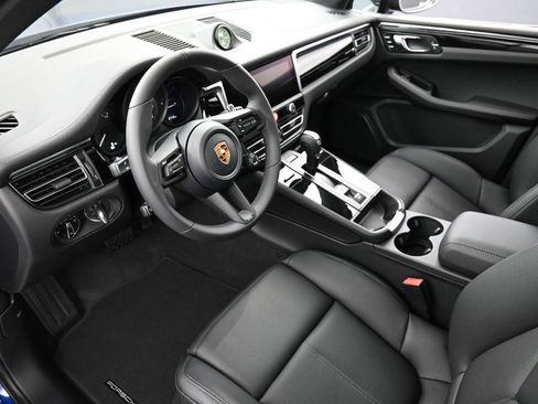 Certified 2026 Porsche Macan AWD/4WD image 4
