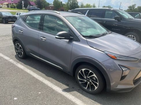 Used 2023 Chevrolet Bolt EUV Premier w/ Sun & Sound Package FWD image 4