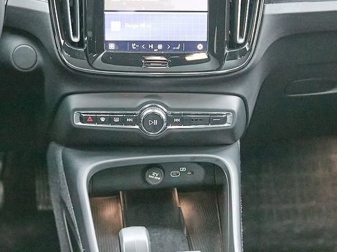 Certified 2023 Volvo XC40 Recharge Ultimate image 32