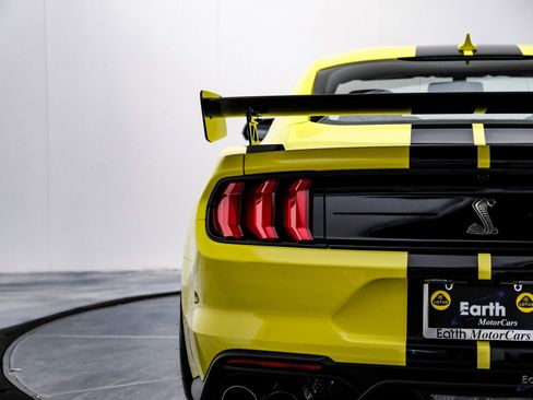 Used 2021 Ford Mustang Shelby GT500 w/ Carbon Fiber Track Pack image 13
