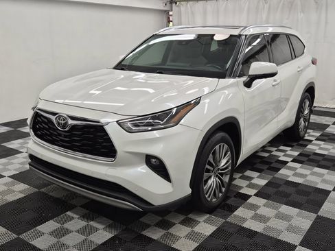 Used 2021 Toyota Highlander Platinum image 3