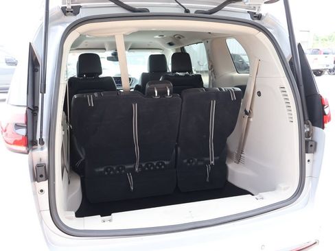 Used 2024 Chrysler Pacifica Touring-L FWD image 14