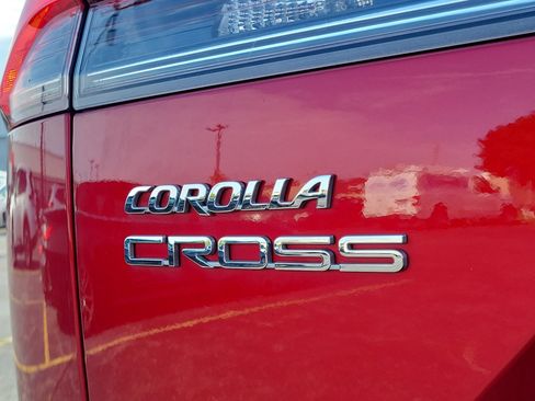Used 2025 Toyota Corolla Cross XLE FWD image 6