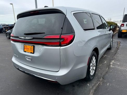 Used 2024 Chrysler Pacifica Touring-L FWD image 3