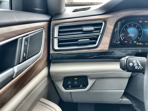 Used 2024 Volkswagen Atlas SE image 17