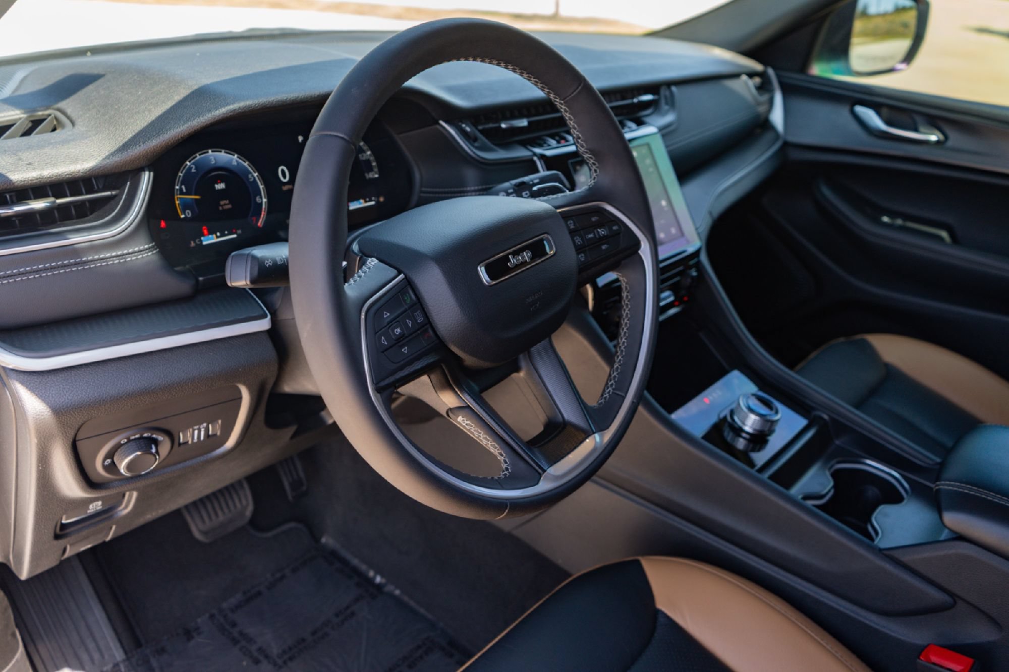 Used 2025 Jeep Grand Cherokee L Laredo RWD image 8