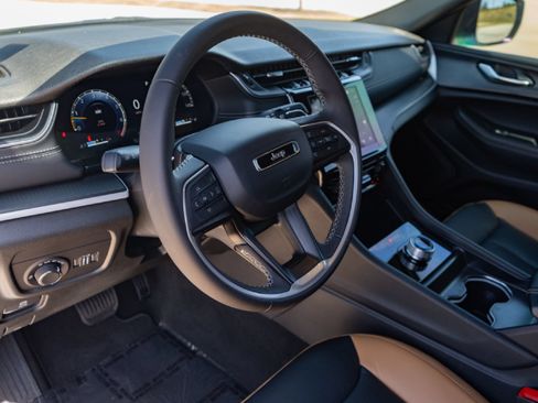 Used 2025 Jeep Grand Cherokee L Laredo RWD image 8