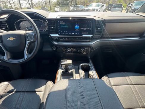 Used 2024 Chevrolet Silverado 1500 High Country w/ High Country Premium Package AWD/4WD image 15
