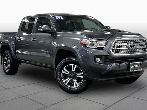 Used 2017 Toyota Tacoma TRD Sport w/ Tow Package (A/T) AWD/4WD image 3