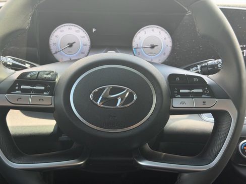 Used 2023 Hyundai Elantra Limited FWD image 11