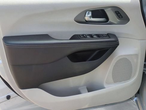 Used 2024 Chrysler Pacifica Touring-L FWD image 15