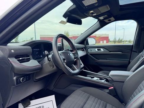 Used 2025 Ford Explorer ST-Line w/ Premium Package image 8