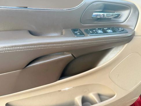 Used 2013 Chrysler Town & Country Touring w/ Trailer Tow Group image 11