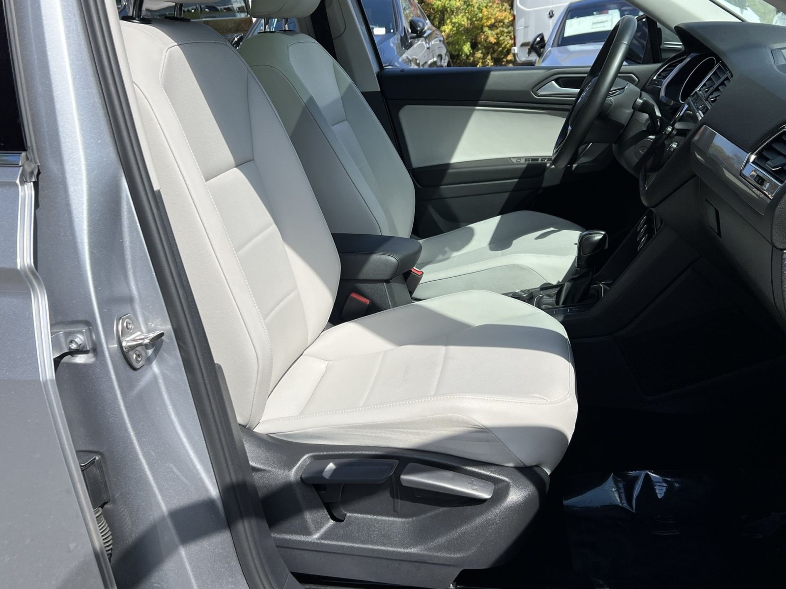 Used 2020 Volkswagen Tiguan SE w/ Panoramic Sunroof Package AWD/4WD image 32
