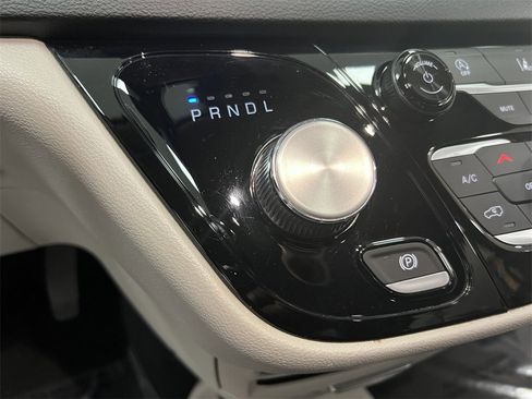 Used 2022 Chrysler Pacifica Touring-L image 19