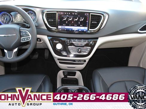 Used 2024 Chrysler Pacifica Touring-L image 27