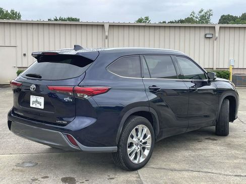 Used 2021 Toyota Highlander Limited FWD image 3