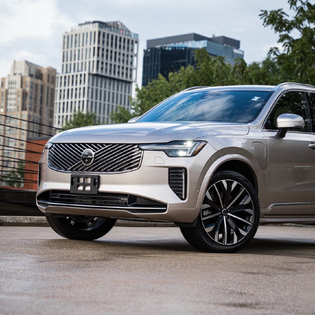 Certified 2025 Volvo XC90 T8 Plus w/ Protection Package Premier AWD/4WD image 3