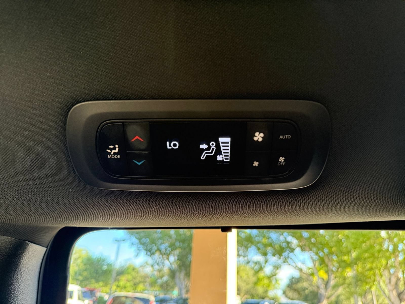 Used 2025 Chrysler Pacifica Select FWD image 24