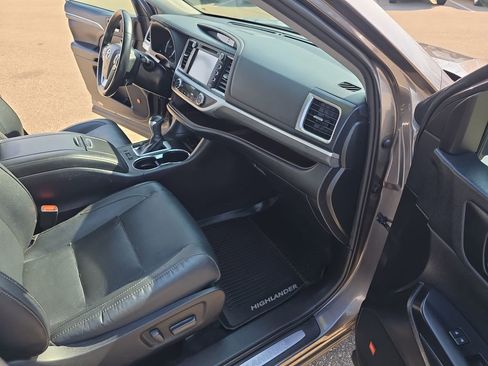 Used 2019 Toyota Highlander Limited Platinum image 10