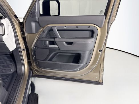 Used 2025 Land Rover Defender 110 X-Dynamic SE image 26