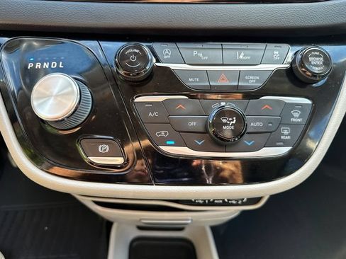 Used 2022 Chrysler Pacifica Touring-L FWD image 31