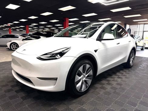Used 2022 Tesla Model Y Long Range AWD/4WD image 7