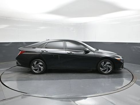 Used 2024 Hyundai Elantra SEL w/ Convenience Package FWD image 11