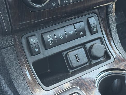 Used 2015 Chevrolet Traverse LT FWD image 16