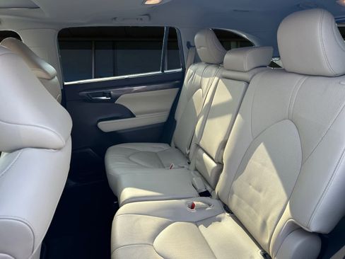 Used 2021 Toyota Highlander Limited image 16