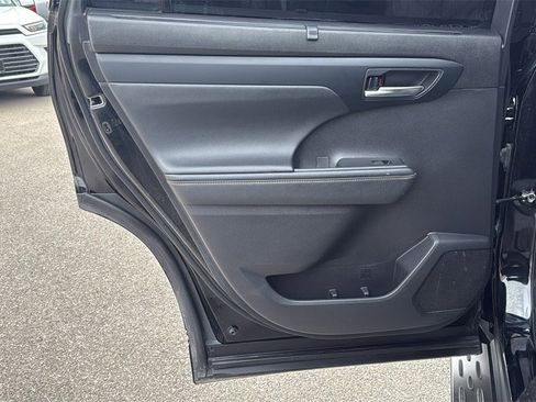 Used 2023 Toyota Highlander Bronze Edition image 14