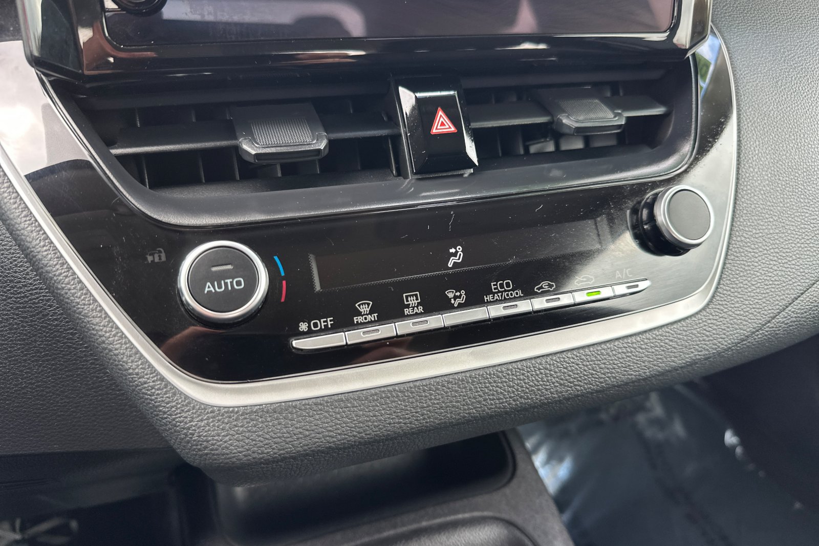 Used 2025 Toyota Corolla LE FWD image 28