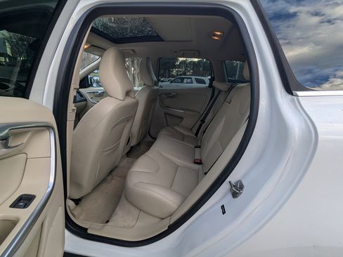 Used 2016 Volvo XC60 T5 Premier w/ Proximity Package image 11