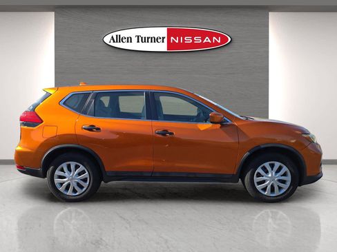 Used 2017 Nissan Rogue S image 9