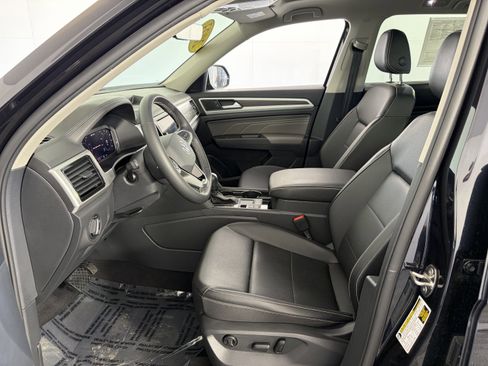 Used 2023 Volkswagen Atlas SE w/ Panoramic Sunroof Package FWD image 6