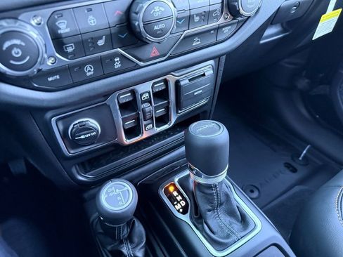 New 2025 Jeep Gladiator Sport w/ Premium Package image 16