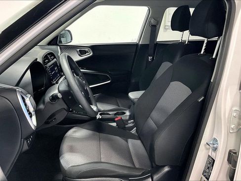 Used 2025 Kia Soul LX image 32