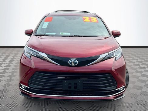 Used 2023 Toyota Sienna XLE FWD image 2