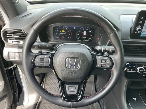 Certified 2025 Honda Pilot Black Edition image 10
