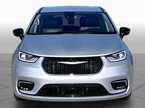 Used 2024 Chrysler Pacifica Touring-L FWD image 4