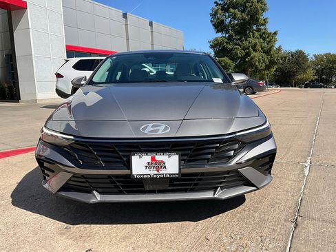 Used 2025 Hyundai Elantra Limited image 4