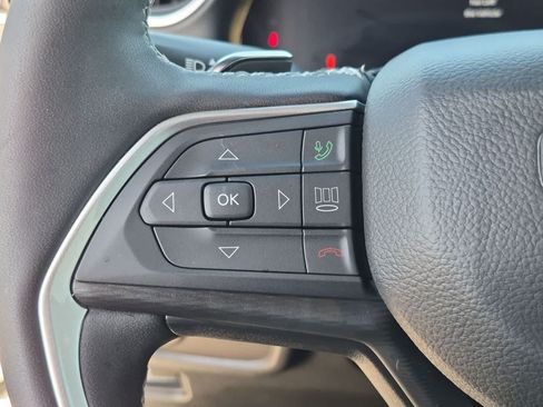 Used 2025 Jeep Grand Cherokee Altitude RWD image 22