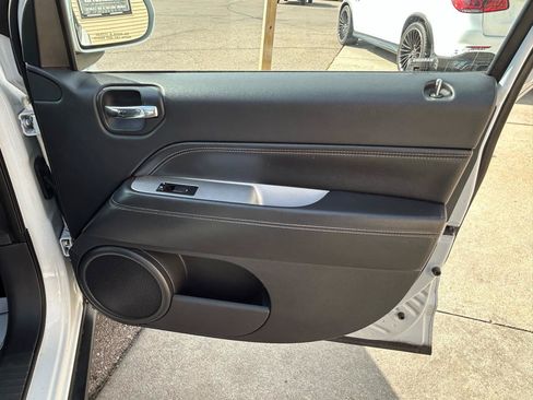 Used 2014 Jeep Compass Latitude FWD image 16