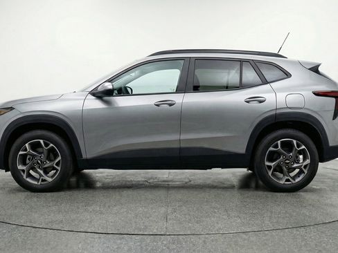 Used 2025 Chevrolet Trax LT w/ LT Convenience Package image 5