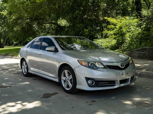 Used 2013 Toyota Camry SE FWD image 2