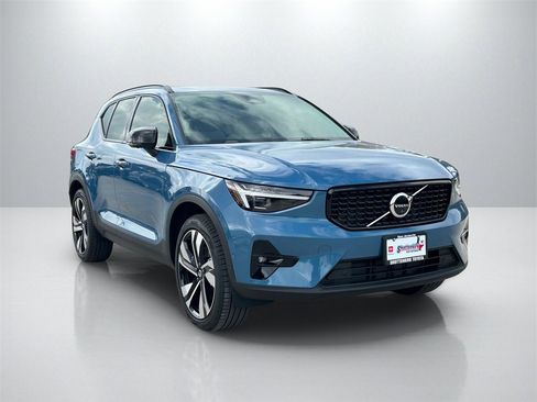 Used 2025 Volvo XC40 B5 Ultra w/ Protection Package image 3