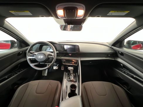 Used 2025 Hyundai Elantra Sport image 9