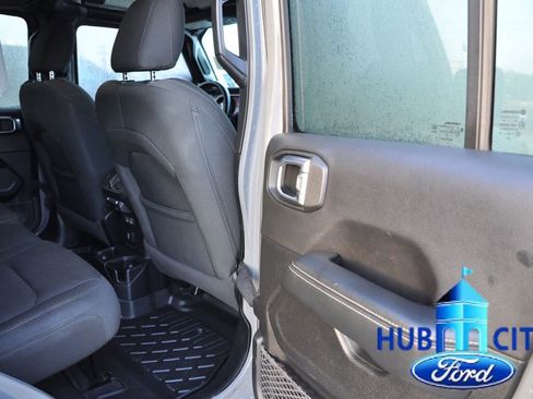 Used 2021 Jeep Wrangler Unlimited Sahara AWD/4WD image 15